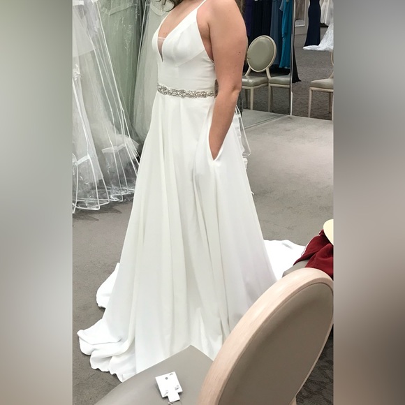 Wedding dress. Brand new. - Picture 2 of 4